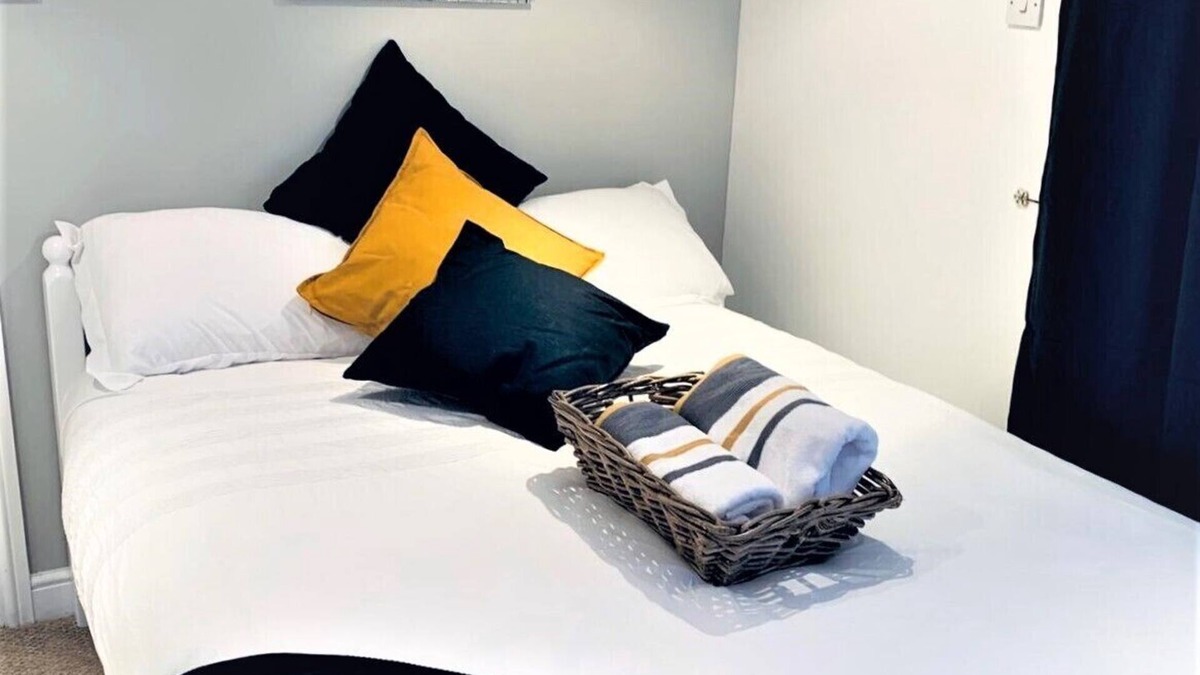 Middleton Cheney House | Deluxe Double Room with Shower