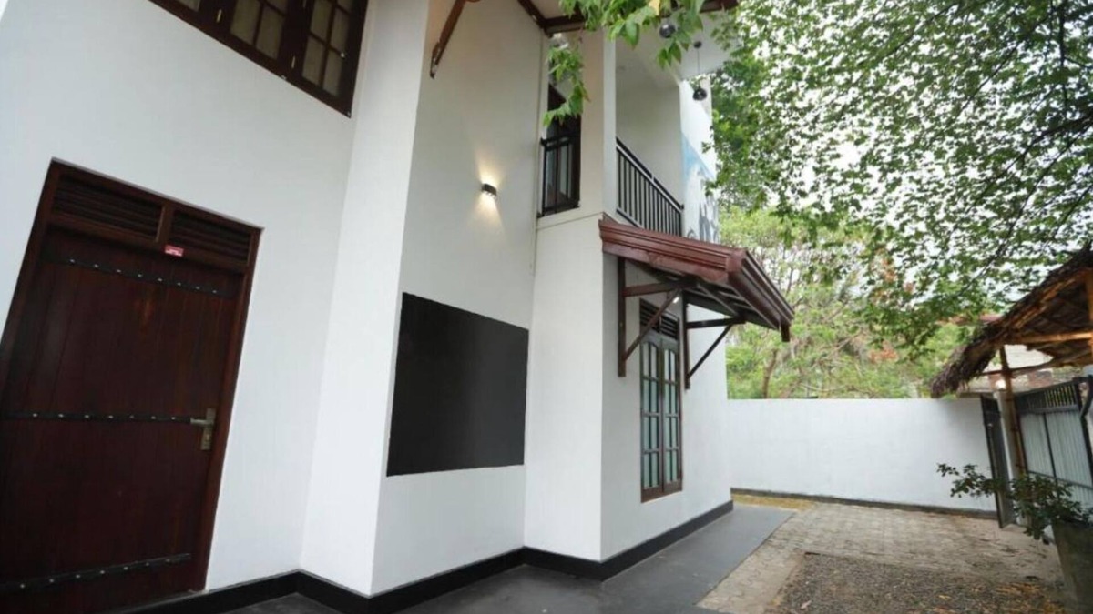 Pelena Hotel | Deluxe Double Room with Balcony 2/2 people - Surfside Retreat Weligama