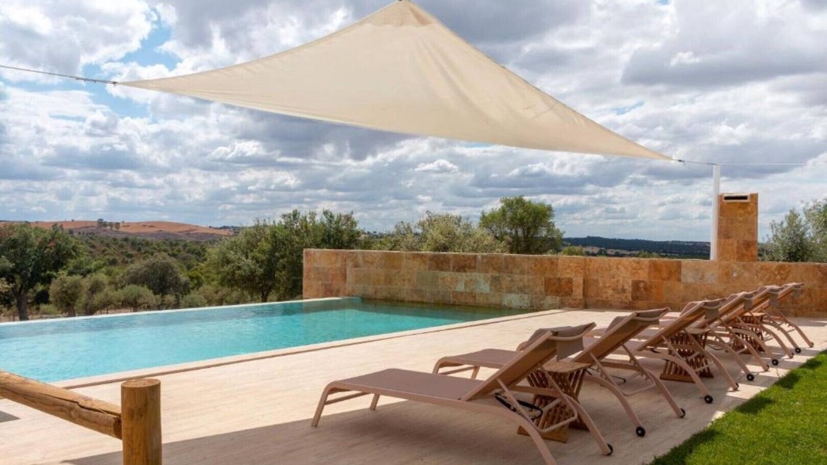 Estremoz Bed & Breakfast | Deluxe Double Room with pool view
