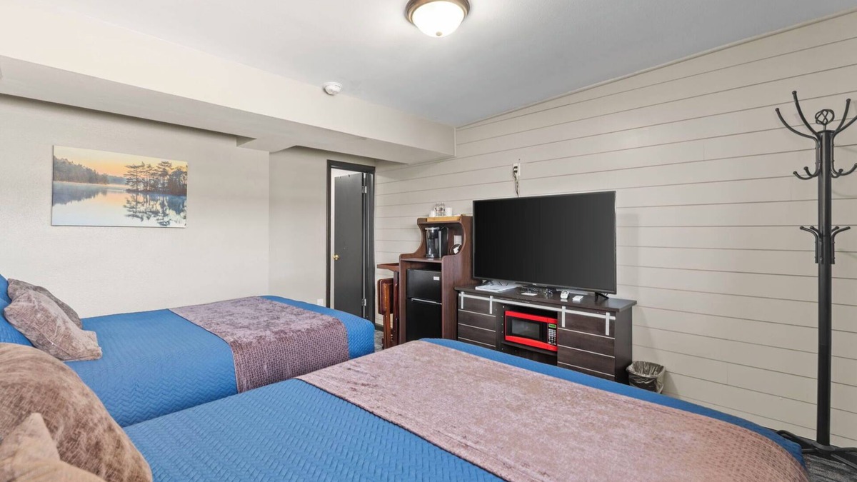 Lava Hot Springs Hotel | Deluxe Double Queen Bedroom (River Access)