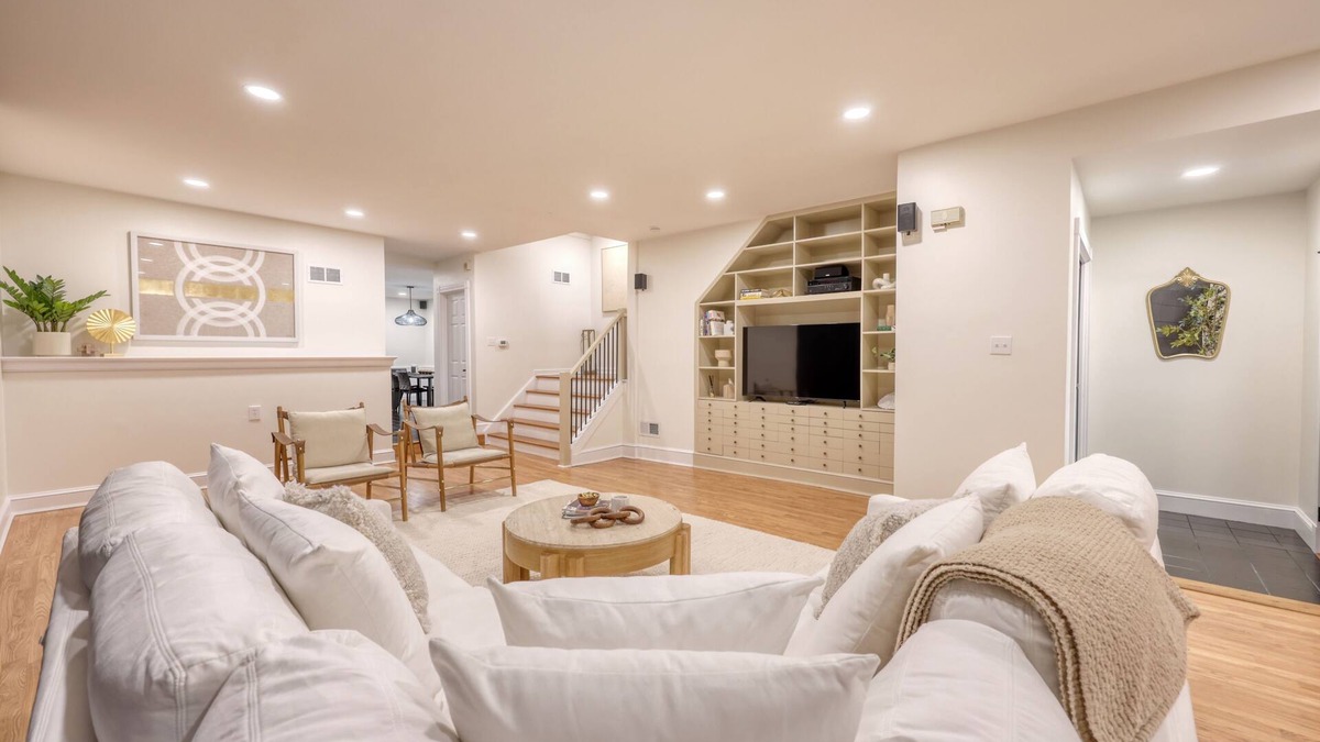 Historic Downtown Lancaster House | Deluxe Downtown Lancaster 3BD - Rooftop & Parking