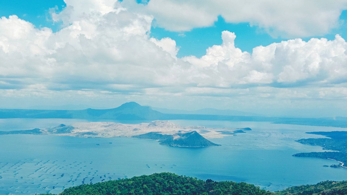 Silang Junction North Apartment | Deluxe Family room in Tagaytay with Taal lake view