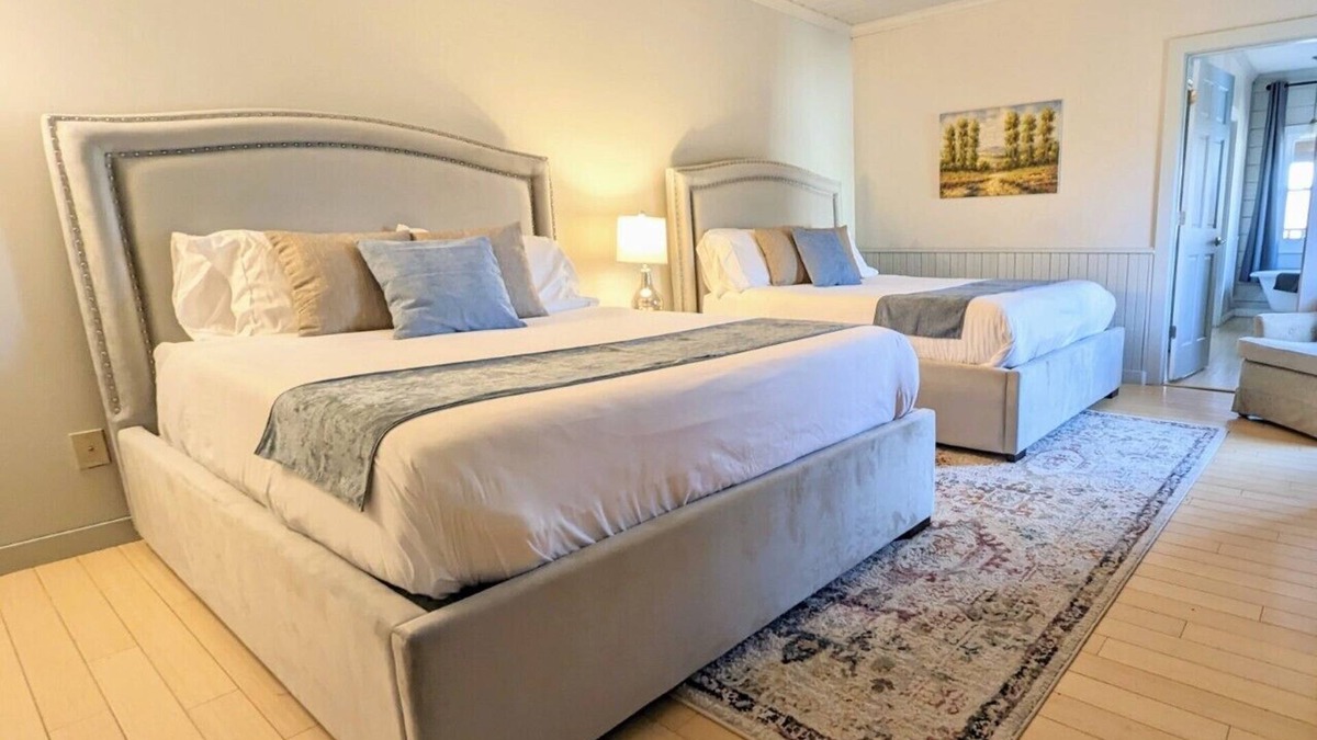Dahlonega House | Deluxe Guest Room - Barefoot Hills