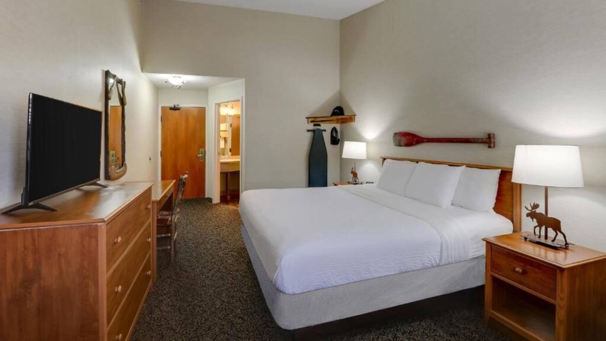 Quincy Hotel | Deluxe King at Stoney Creek Inn Quincy