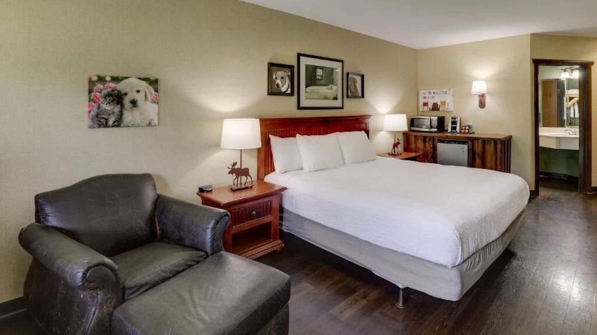 Columbia Hotel | Deluxe King Bed with Private Balcony! Stoney Creek Columbia, Parking