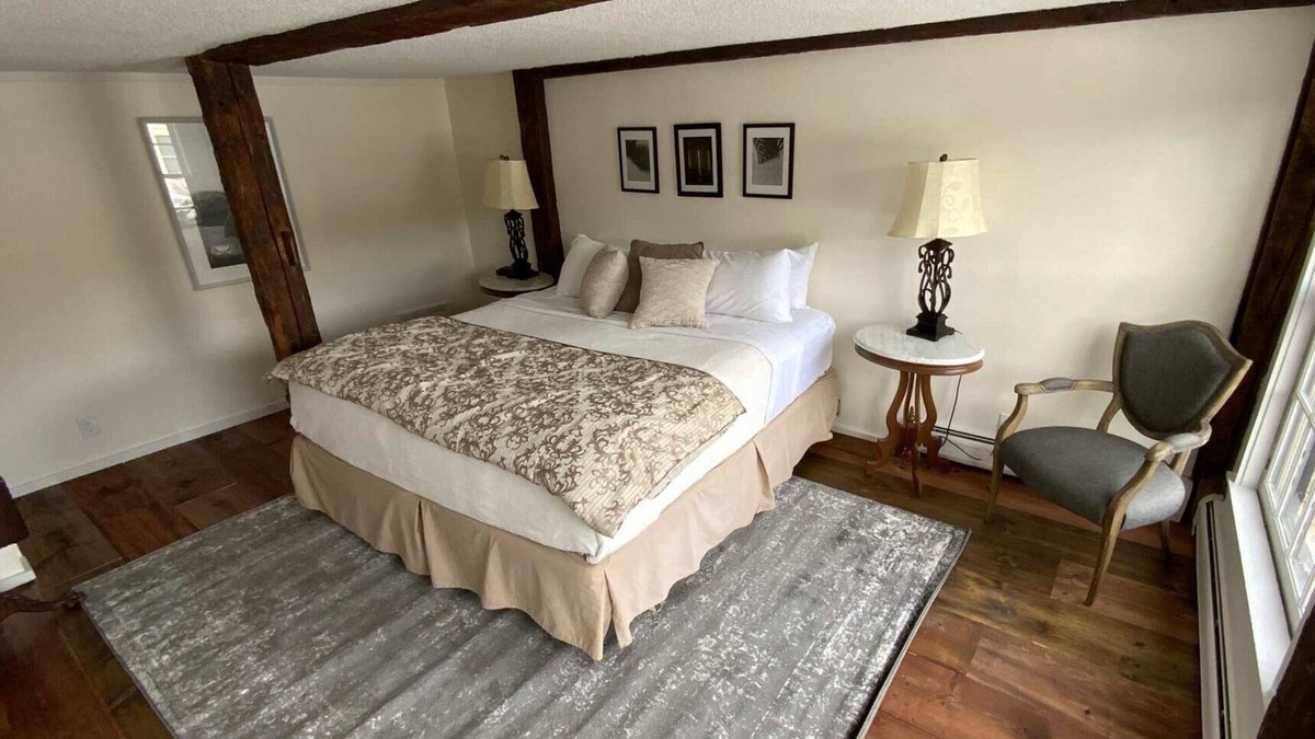 West Dover Resort | Deluxe King Suite, Living Room w/sofa bed & fireplace