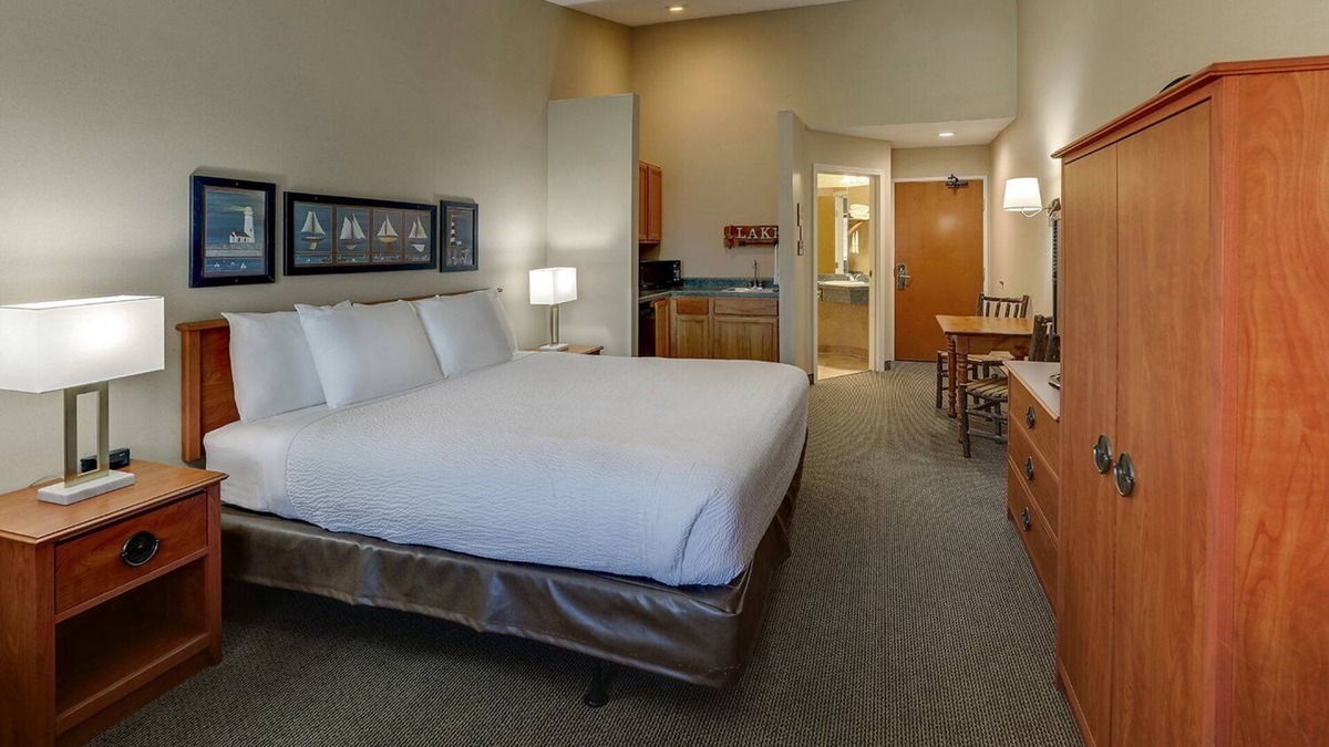 Peoria Hotel | Deluxe King with Private Balcony in Peoria! Stoney Creek, Free Breakfast