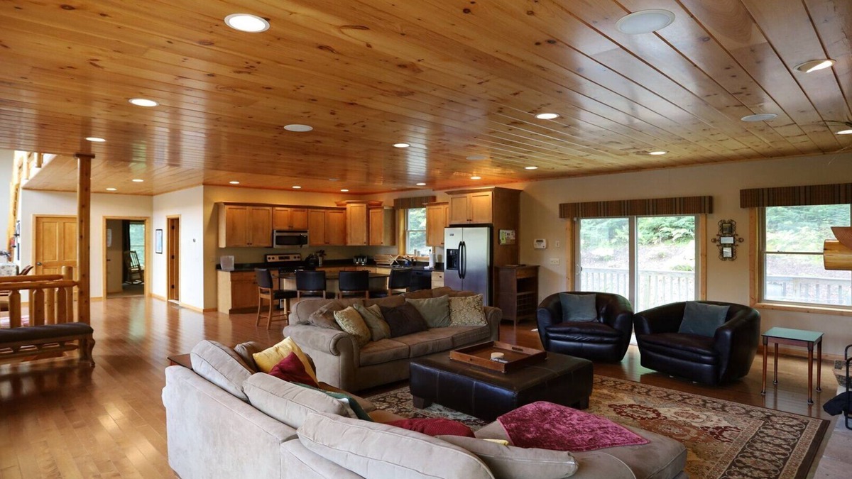 Thornton House | Deluxe Large Private Homes with Gorgeous White Mountain Views! (WV41T)