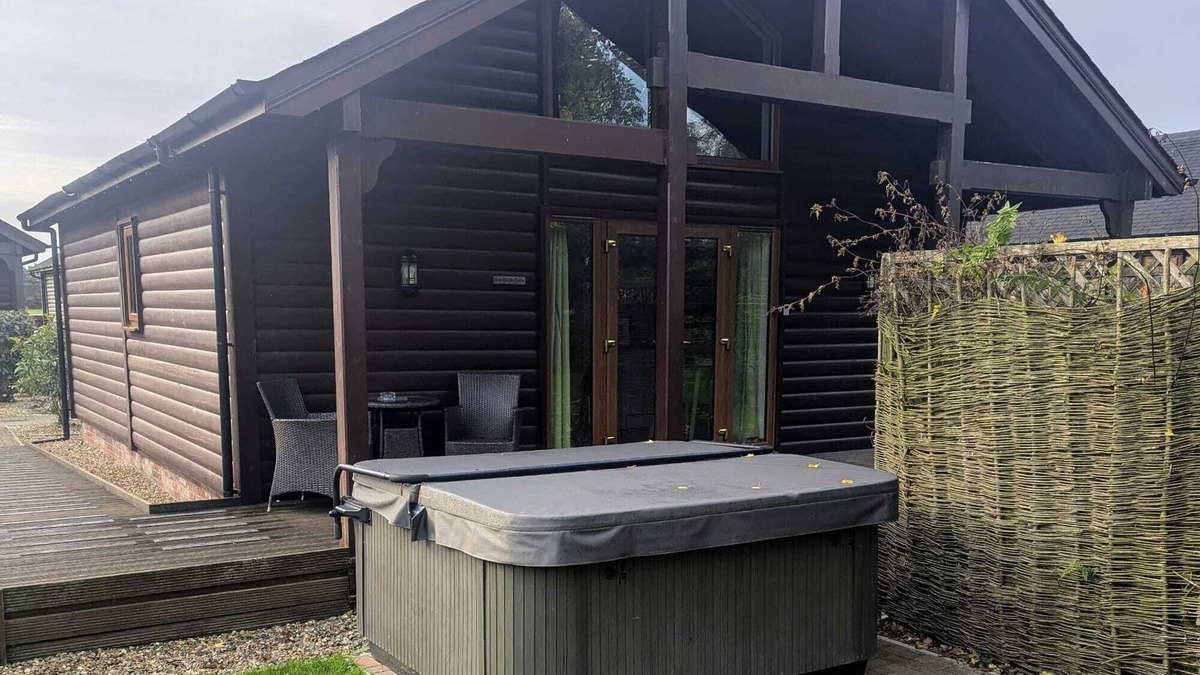 Little Stukeley Apartment | Deluxe Lodge with a Lake View and Hot Tub