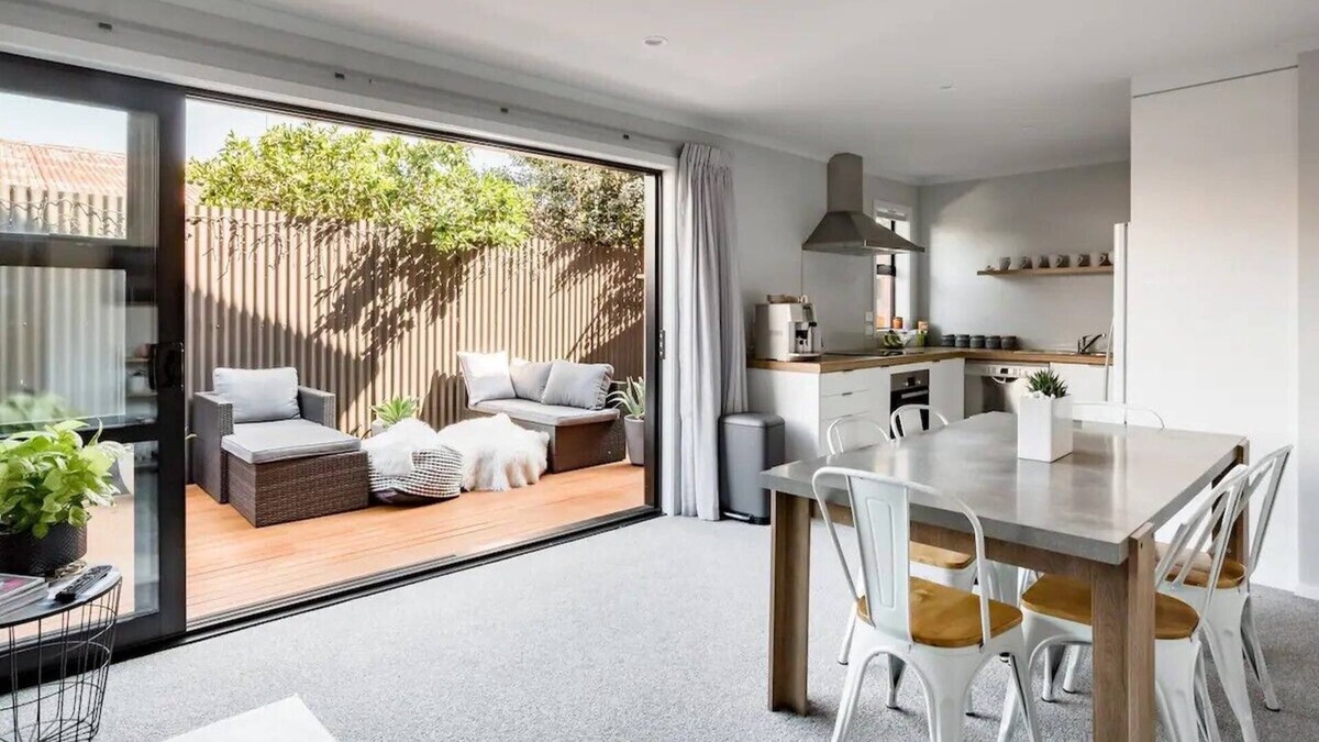 Hamilton North House | Deluxe, Modern Townhouse In Central Location - 3 Bedrooms All With Ensuite