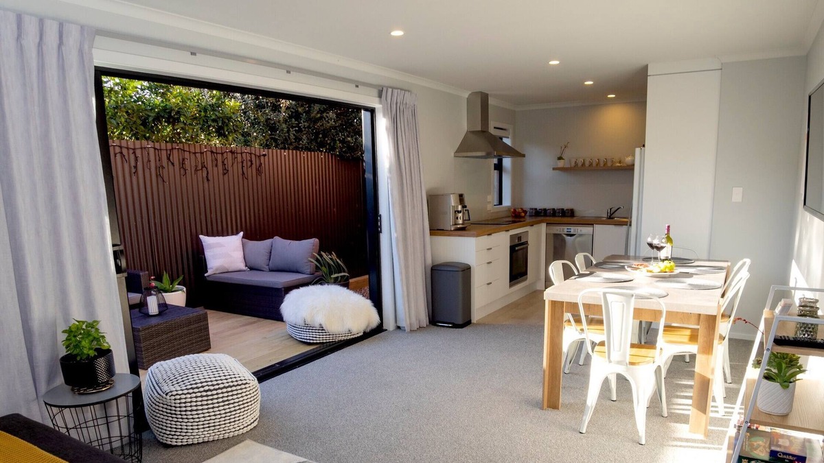 Hamilton North House | Deluxe, Modern Townhouse In Central Location - 3 Bedrooms All With Ensuite