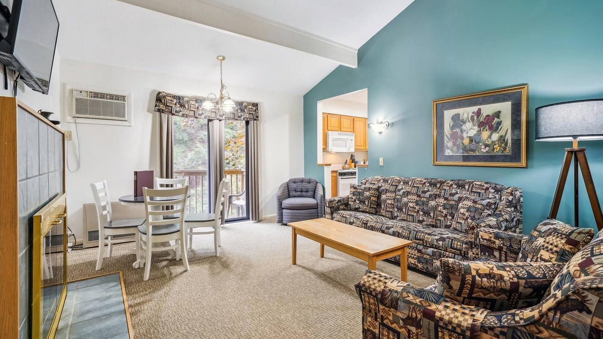 West Bridgewater Hotel | Deluxe One bedroom Queen Suite on the 2nd floor with outdoor heated pool 208