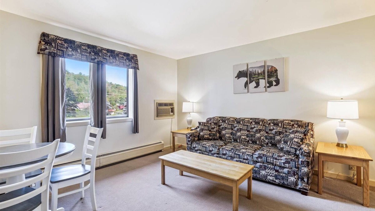 West Bridgewater Hotel | Deluxe one bedroom suite located on first floor with outdoor heated pool 11921