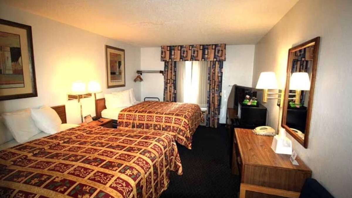 Roseville Hotel | Deluxe Queen Room With Two Queen Beds Non-Smoking