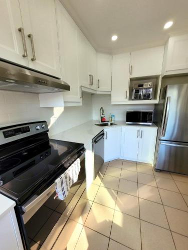 Brockton Village House | Deluxe Queen Rooms Downtown