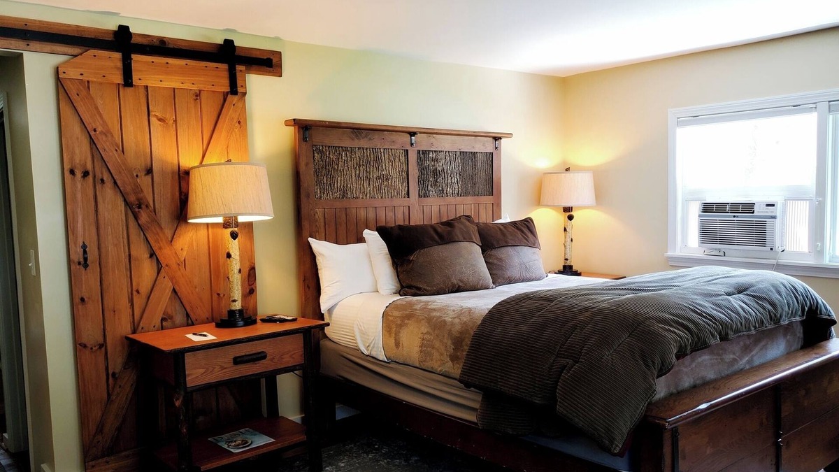 West Dover Resort | Deluxe Queen Suite with pull-out love seat, private entrance