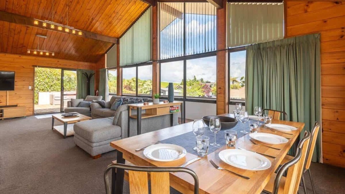 Rotorua House | Deluxe Redwoods | Huge House with Spa Pool