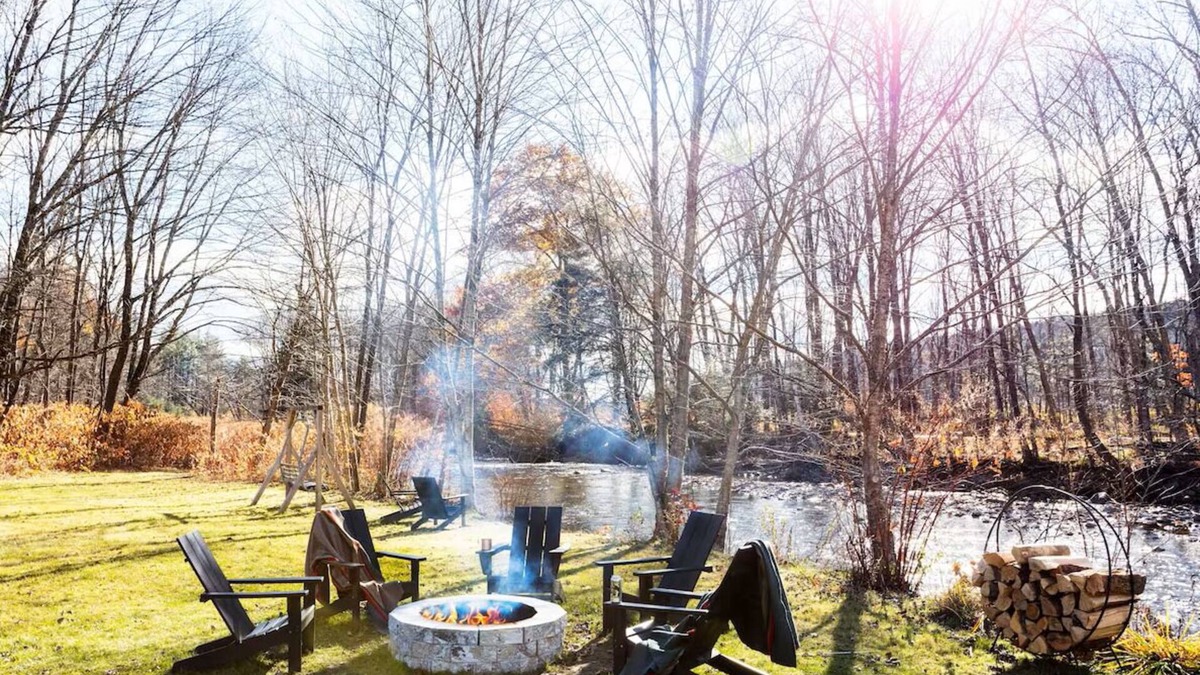 Stowe Area Hotel | Deluxe Riverside King w/Patio | Tälta Lodge, a Bluebird by Lark | River Access