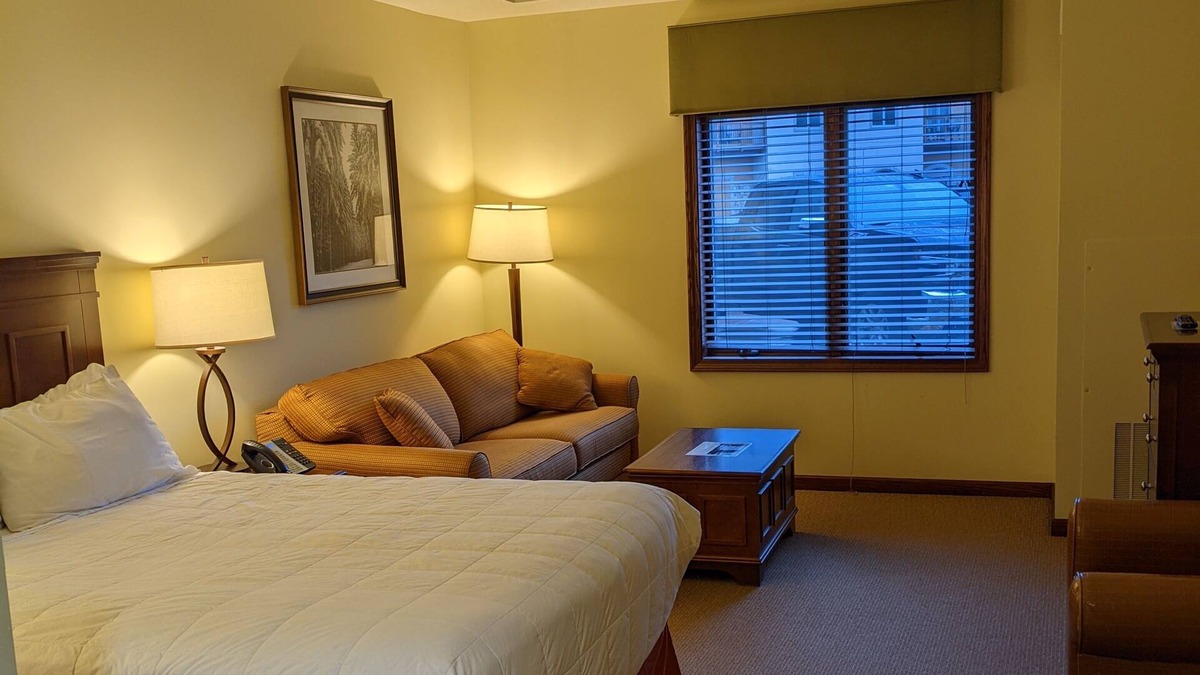 Ellicottville Resort | Deluxe Room at the Tamarack Resort (X08)