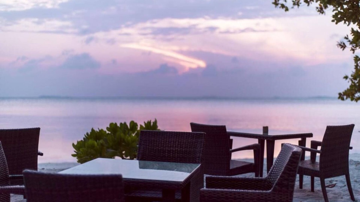 Dhangethi Bed & Breakfast | Deluxe room - Beachfront villa in Dhangethi (bnb)