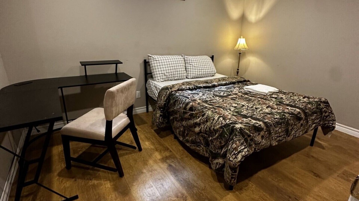 Rosemount House | Deluxe Room Close to Restaurants, Plaza, Shopping, Gym & Colleges
