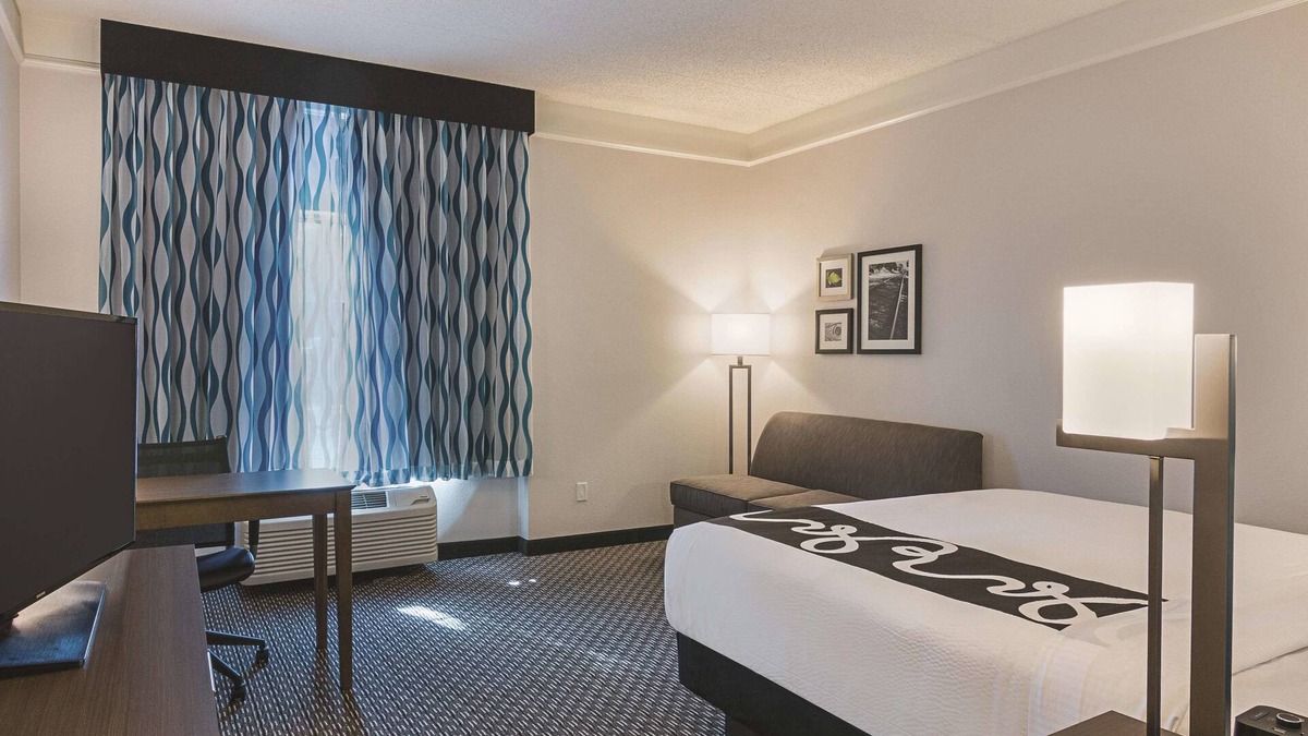 Orlando Hotel | Deluxe Room Near UCF w/Breakfast & Pool – Ideal for Orlando Park Exploration