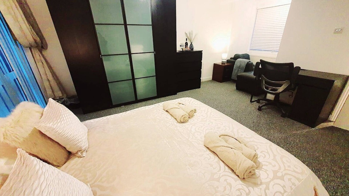 Selsdon and Ballards Apartment | Deluxe Room with Private En Suite in Tranquil South Croydon