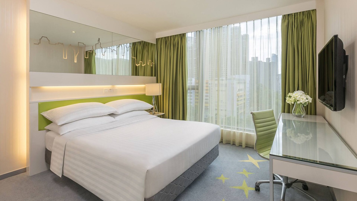 Kwai Chung House | Deluxe Room with queen bed - free WiFi+Pool+Gym