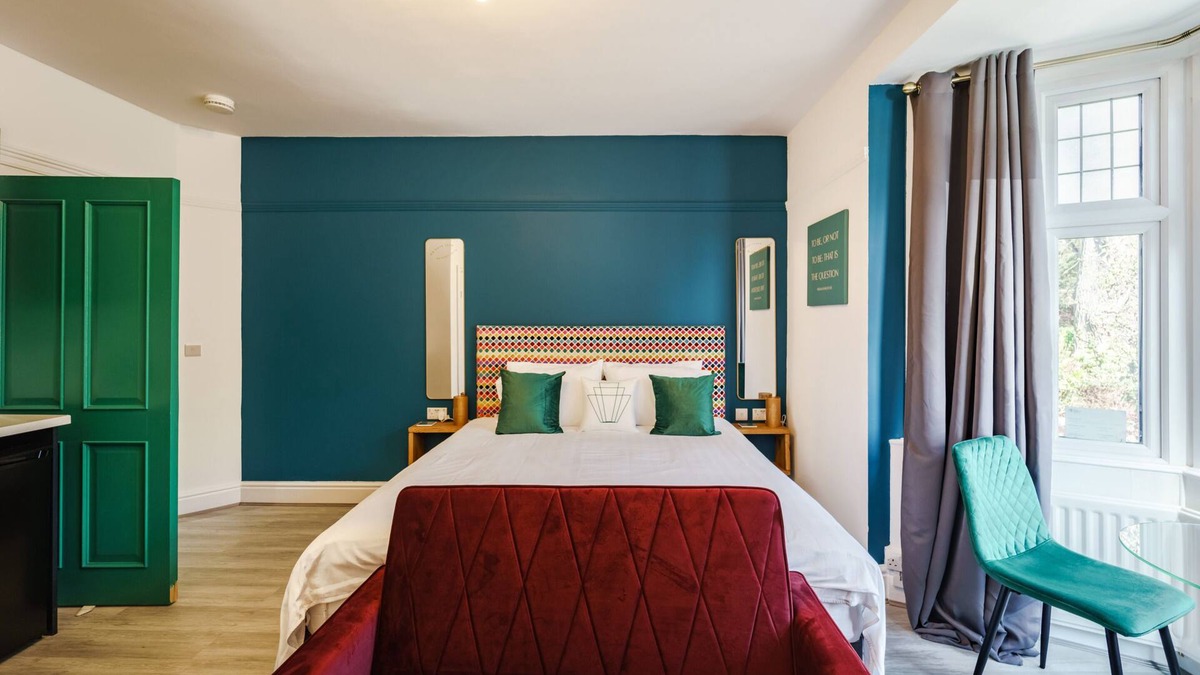 City Centre Apartment | Deluxe studio king bed sofa bed and kitchenette