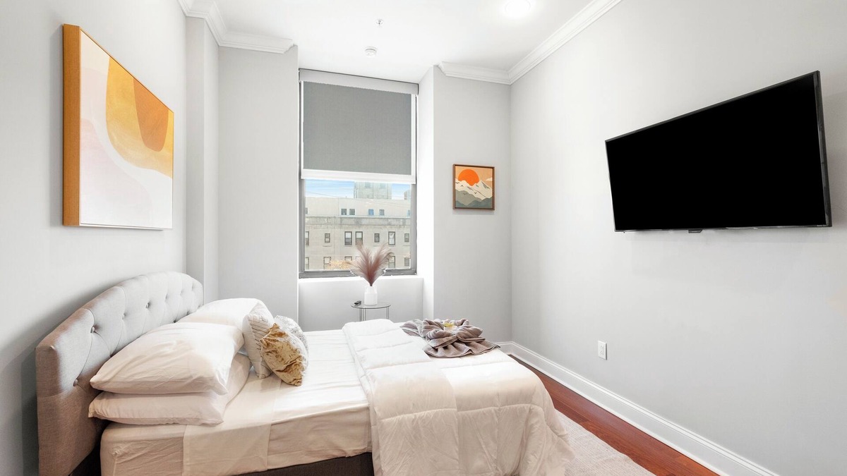 Olde Kensington Apartment | Deluxe Studio: Pool & Concierge