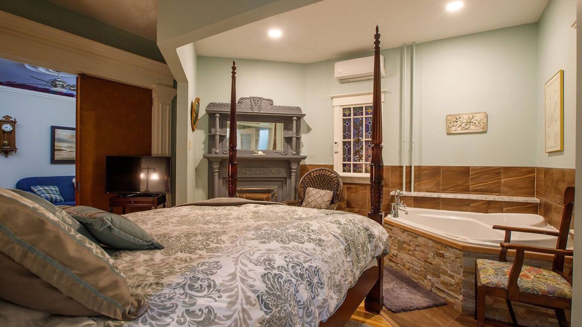 Queens Apartment | Deluxe suite, double whirlpool bath, 4 poster queen bed