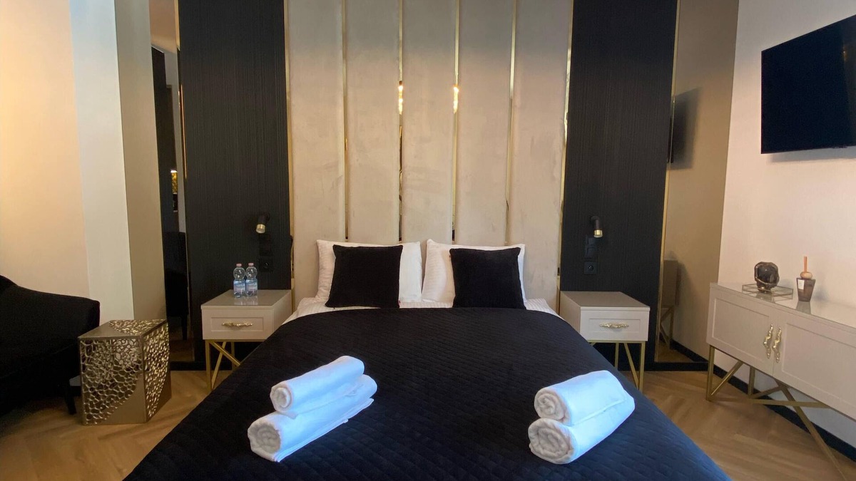 City Centre Apartment | Deluxe Suite walking distance to Krakow Old Town & Castle with pool, sauna & gym
