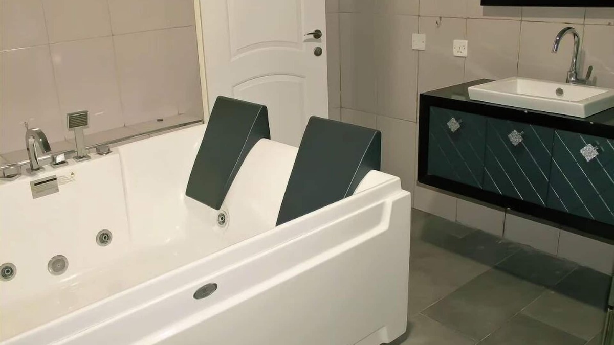 Obuasi Apartment | Deluxe Twin Room