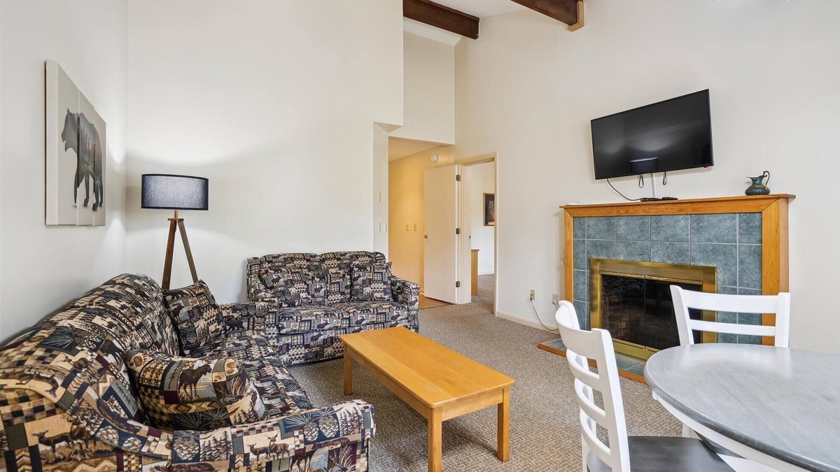 West Bridgewater Hotel | Deluxe Two Bedroom Suite on the 1st floor with outdoor heated pool 10304