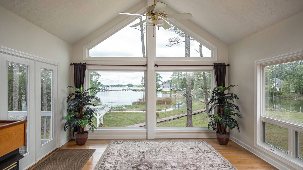 Achilles House | Deluxe Waterfront Family Escape. Fishing, Kayaking, Crabbing in your backyard!