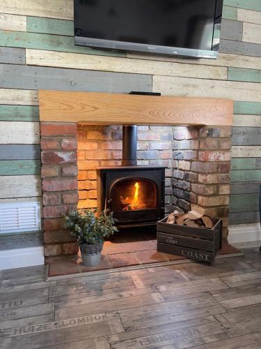 Grimsby Ski Chalet | Den of Joy Humberston Fitties sleeps 6,hot tub,log burner