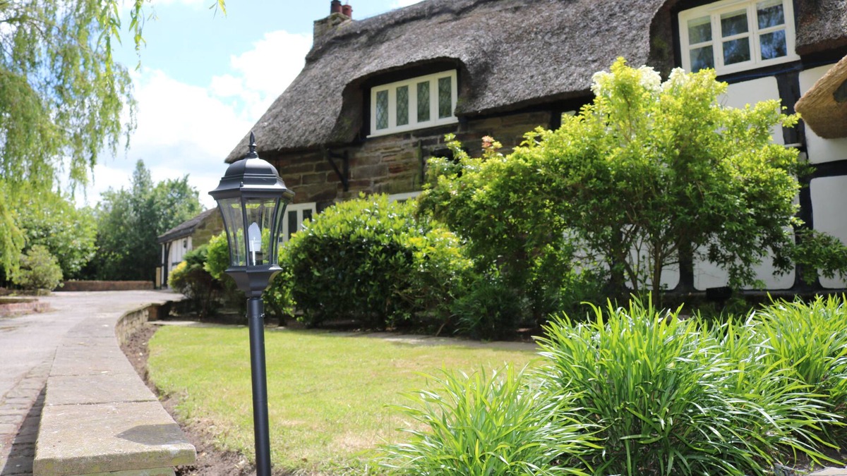 Knutsford Cottage | Denfield Cottage · Charming Thatched Cottage plus Annexe
