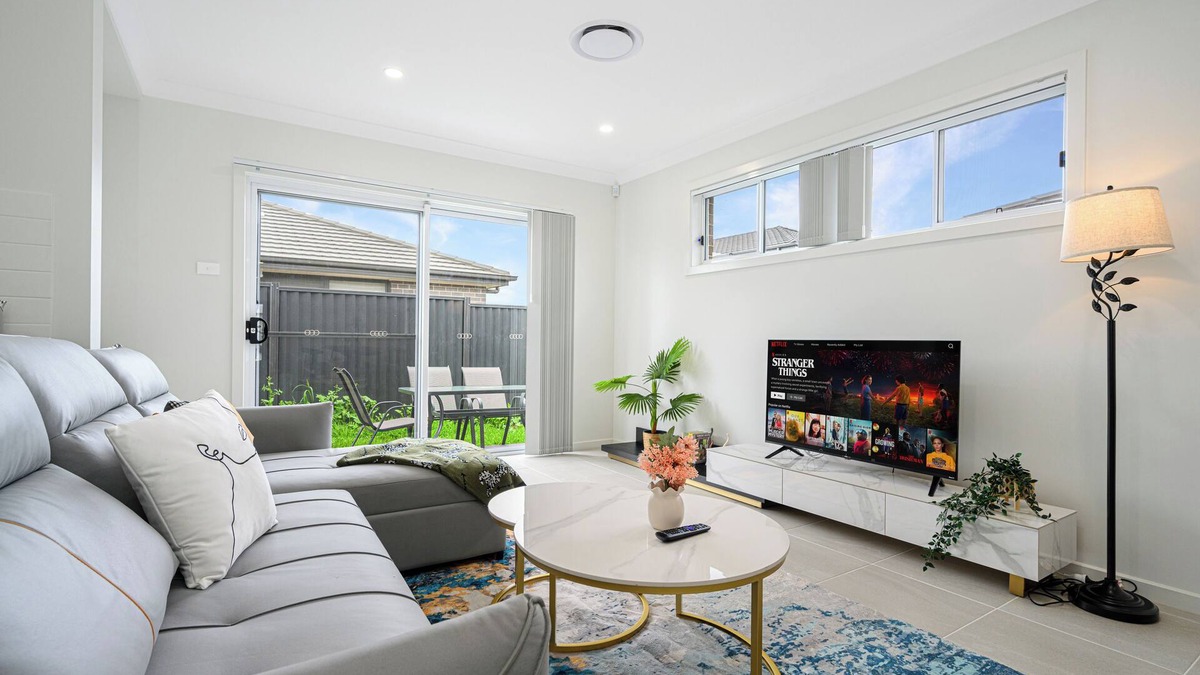 Denham Court House | Denham Court 4Br with Central AC & WiFi near Coles