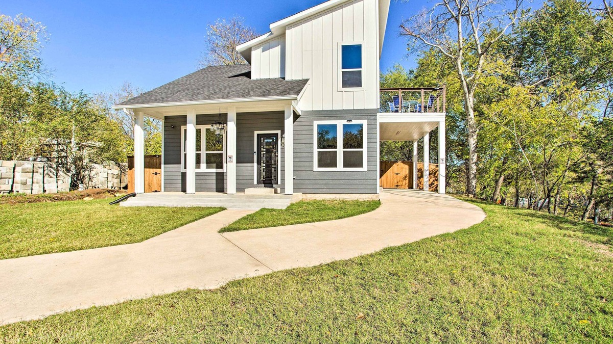 Denison House | Denison Home w/Balcony: Walk to Downtown!