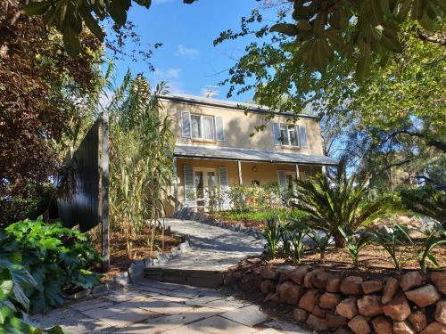 Upper Wakefield Bed & Breakfast | Dennis Cottage Clare Valley