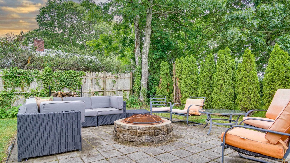 South Dennis Cottage | Dennis Retreat: 4 Mi to Mayflower Beach!