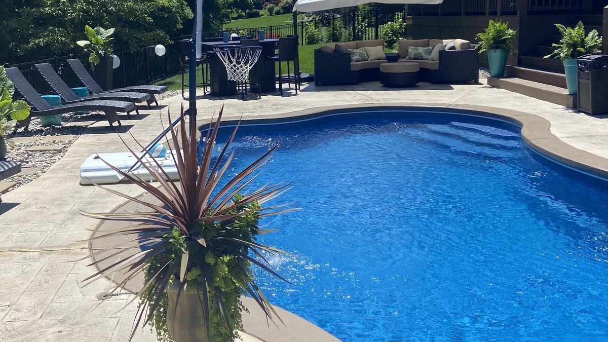 Prospect House | Derby 6 Bedroom House Rental with Private Pool