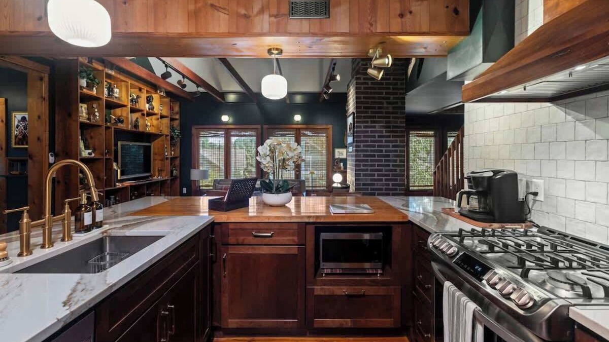 Frankfort Ski Chalet | Derby Day Digs Frankfort