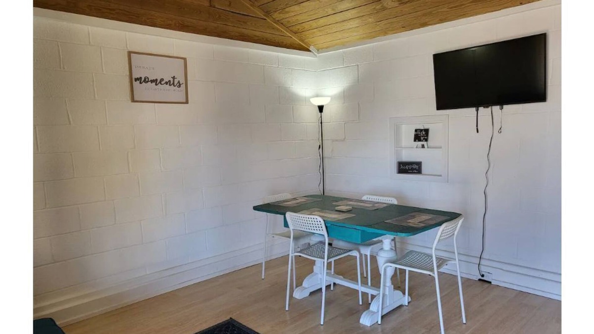 Laguna Park Apartment | Derekville #3 - Private Unit - Gated Pool