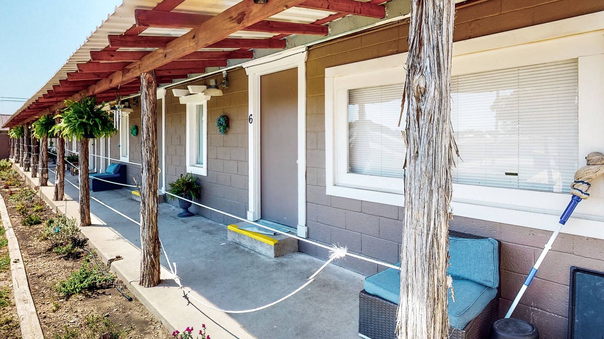 Laguna Park House | Derekville #6 | Condo in Clifton