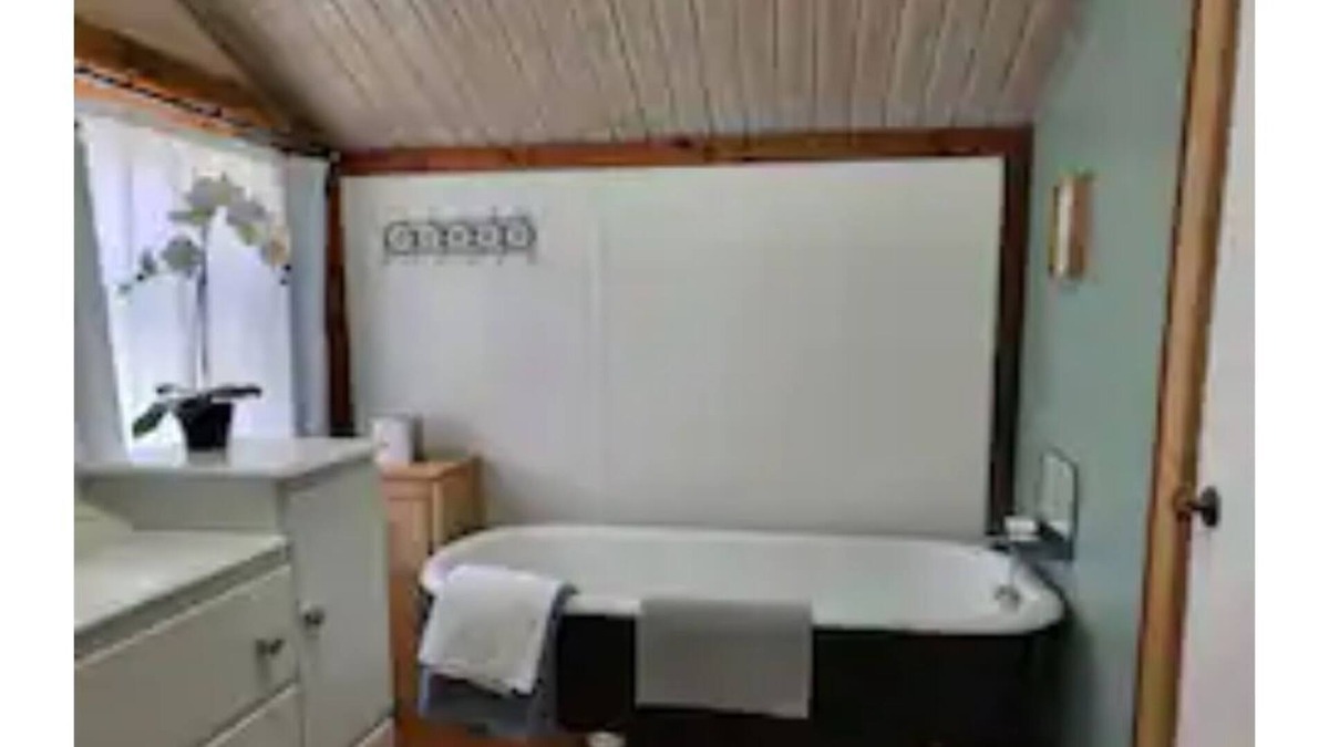 Laguna Park Apartment | Derekville #9 - Private Unit - Gated Pool