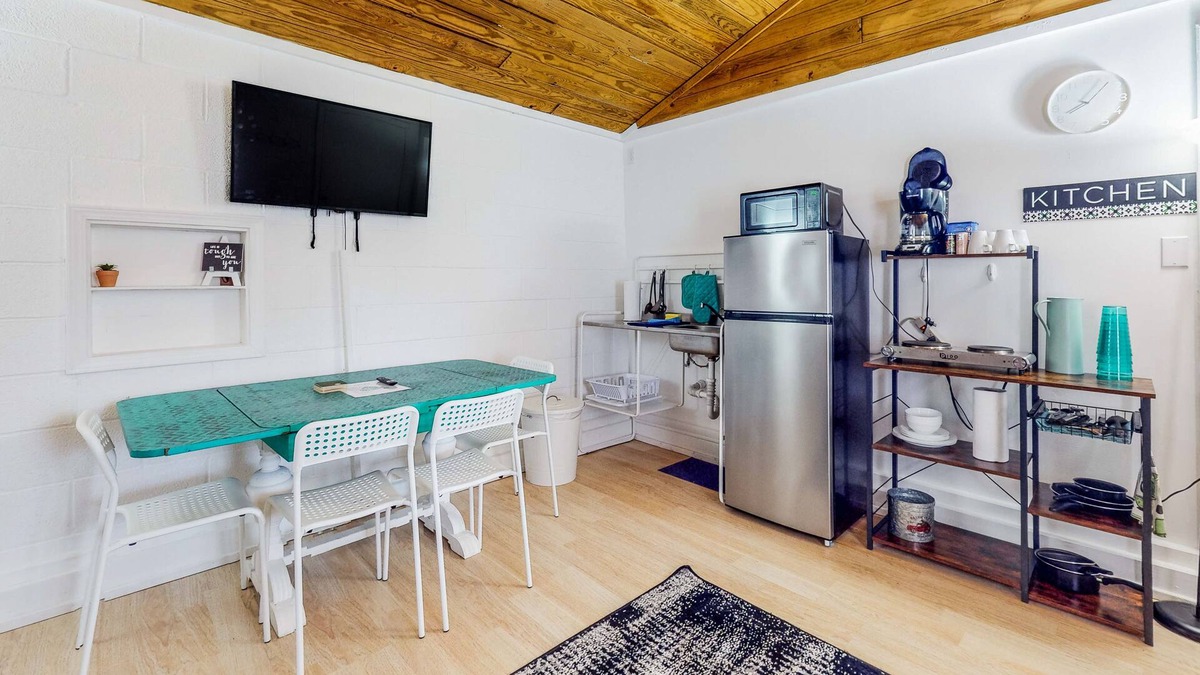 Laguna Park House | Derekville Unit #3 | Condo in Clifton with pool & hot tub
