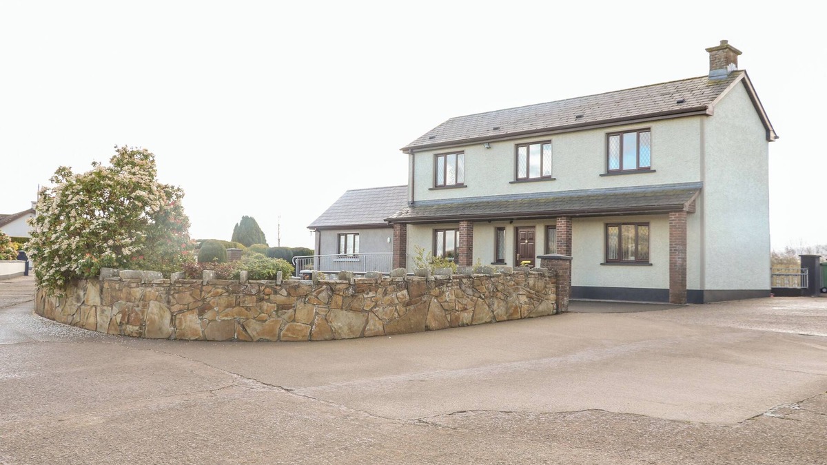 Enniskillen Cottage | DERRIENS FARMHOUSE, pet friendly in Letterbreen, County Fermanagh