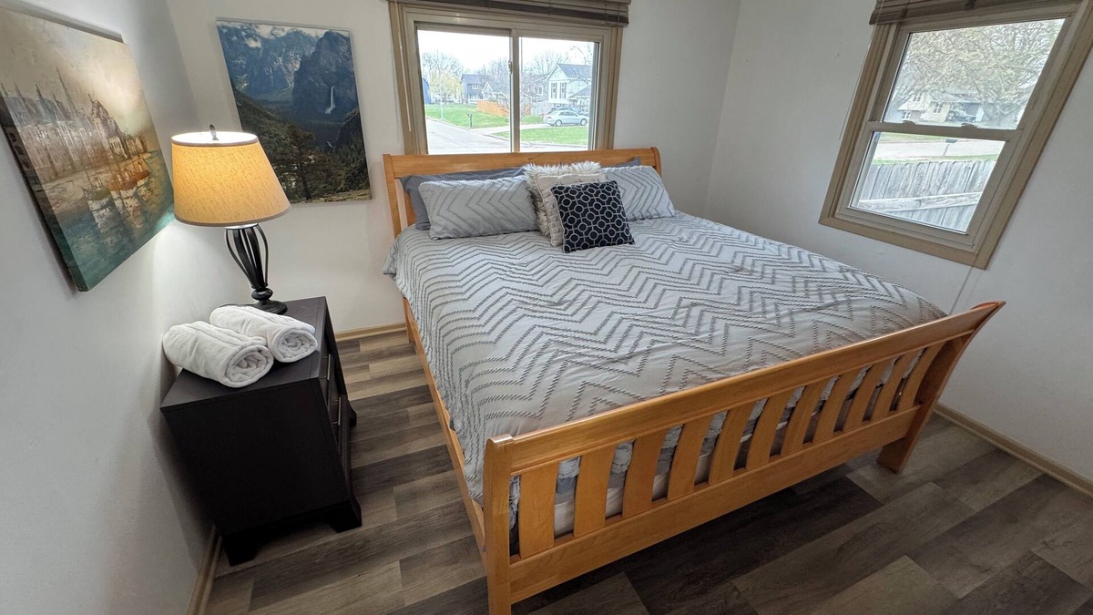 Ankeny House | Des Moines Entire home 3 Bdms King; Queen; Twins quiet near High Trestle Trail