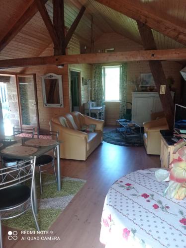 Noailhac Ski Chalet | Des pierres rouges en extérieur, intérieur tout bois